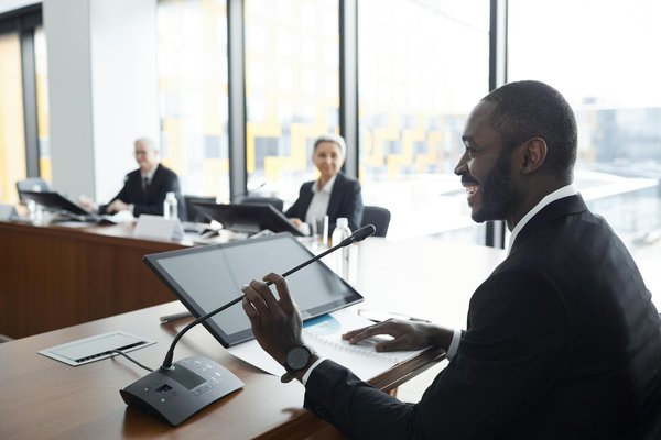 Quels sont les avantages de l'adoption de logiciels ERP pour les petites entreprises de services ?