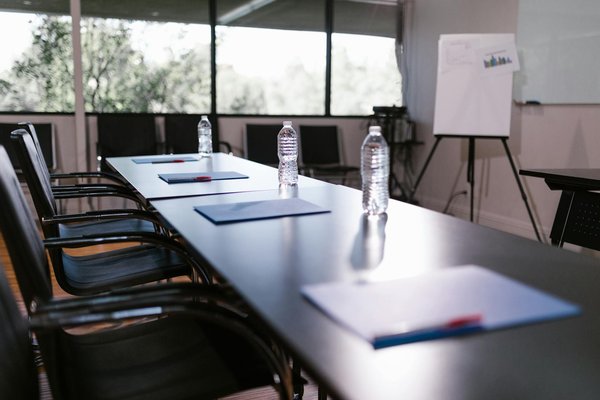 Comment une entreprise de services de santé mentale peut-elle utiliser les webinaires pour éduquer et attirer des clients?
