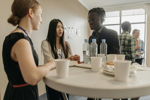 Investir en société : avantages et inconvénients détaillés